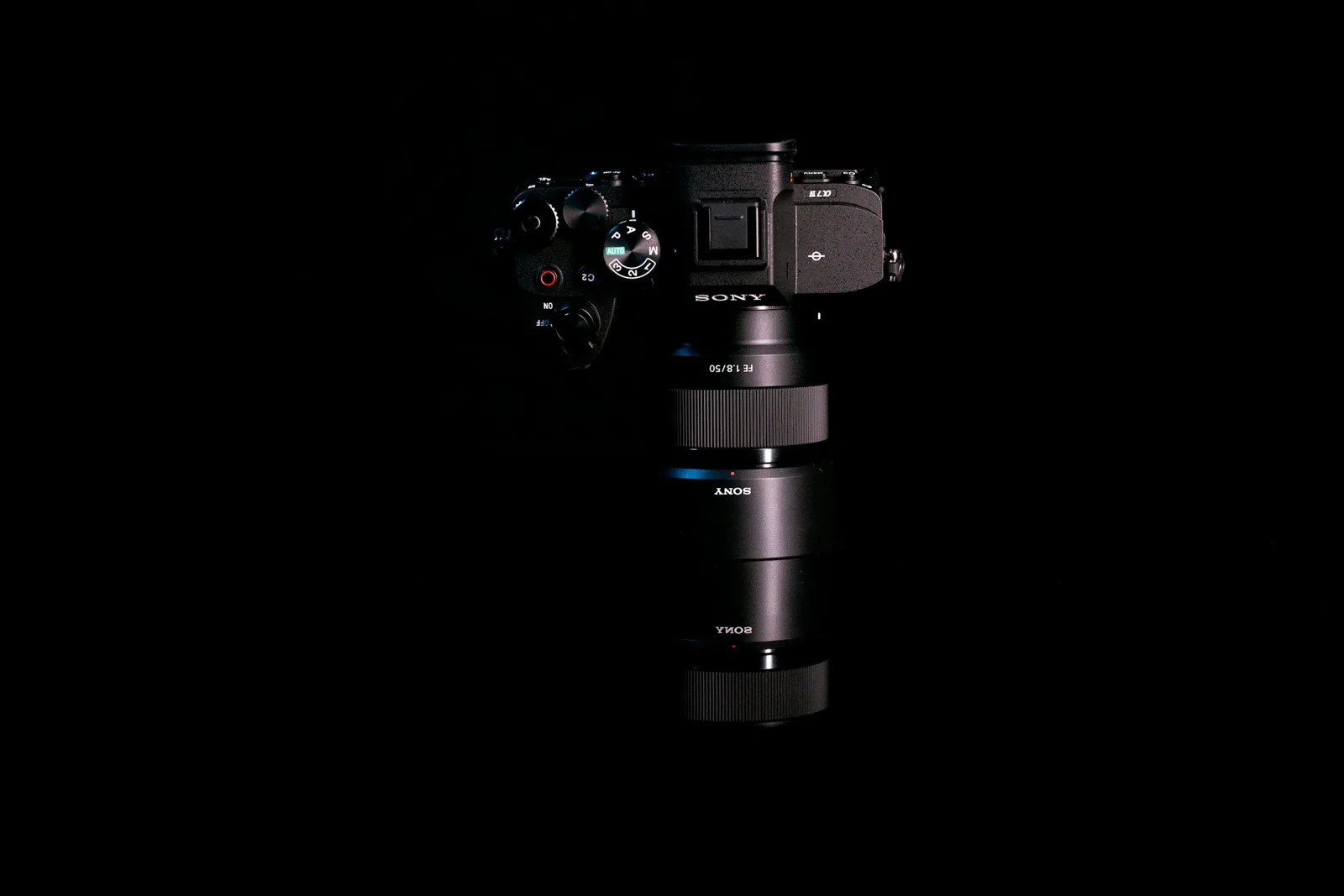 Kamera Sony dengan lensa pada latar gelap
